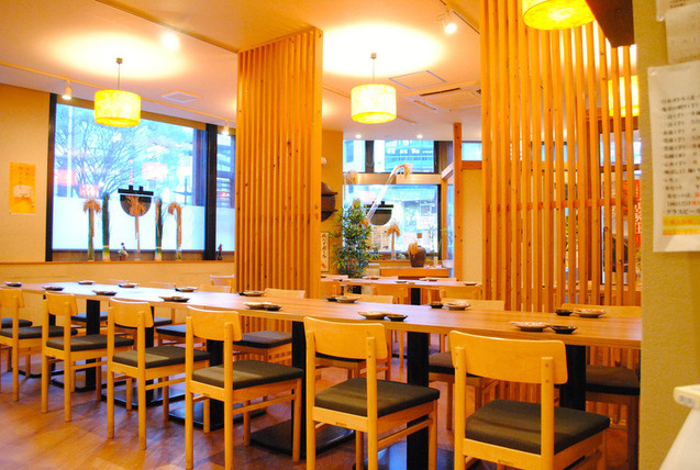 木の温もりを感じられる店内